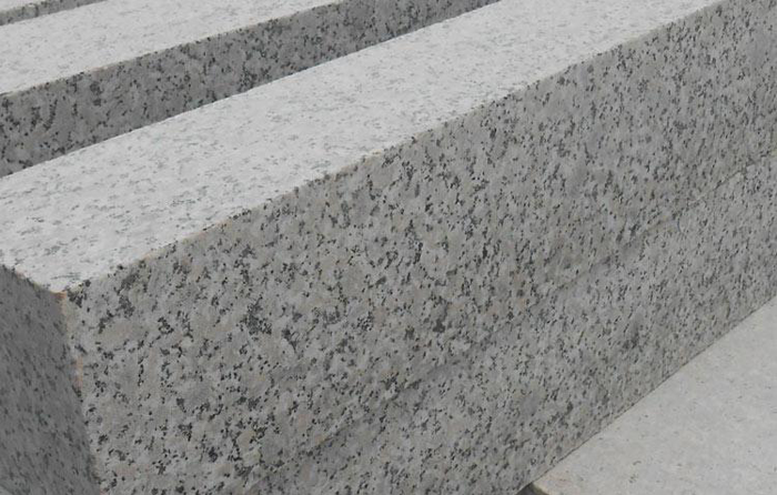 造成路边石破损的原因有哪些？